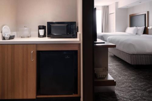 Newly Redesigned King Studio with Sofa Bed, Trundle Bed and Transfer Shower - Mobility and Hearing Accessible del hotel Springhill Suites By Marriott Syracuse Carrier Circle. Foto 2