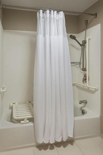 Habitación adaptada para personas con movilidad reducida/discapacidad auditiva con ducha accesible en silla de ruedas - Cama extragrande del hotel Springhill Suites By Marriott Syracuse Carrier Circle. Foto 5