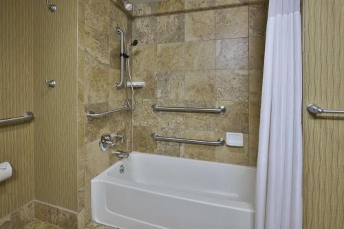 Habitación con 1 cama exgtragrande y bañera accesible - Adaptada para personas con movilidad reducida - No fumadores del hotel Hampton Inn Brockport