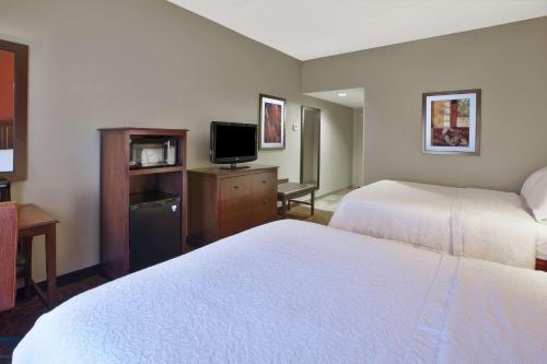 Habitación con 2 camas grandes - No fumadores del hotel Hampton Inn Brockport. Foto 2