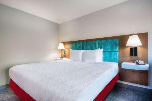 King Room with Sofa Bed and Study - Non - Smoking del hotel Hampton Inn East Aurora