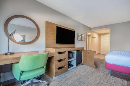 King Room with Sofa Bed and Study - Non - Smoking del hotel Hampton Inn East Aurora. Foto 1