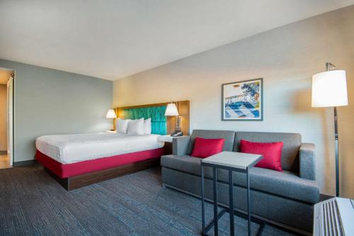 King Room with Sofa Bed and Study - Non - Smoking del hotel Hampton Inn East Aurora. Foto 3
