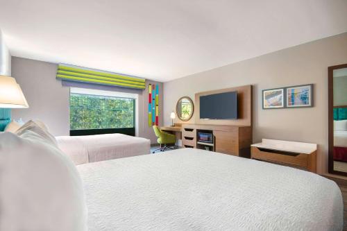 Habitación adaptada para personas de movilidad reducida - 2 camas grandes - No fumadores del hotel Hampton Inn East Aurora. Foto 1