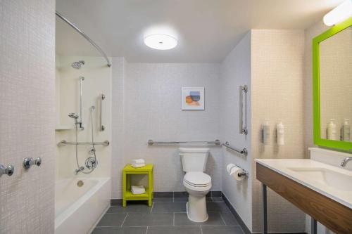 Habitación adaptada para personas de movilidad reducida - No fumadores - Cama extragrande del hotel Hampton Inn East Aurora. Foto 2