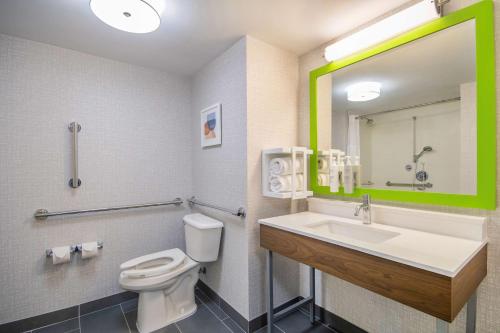 Habitación adaptada para personas de movilidad reducida - No fumadores - Cama extragrande del hotel Hampton Inn East Aurora. Foto 4