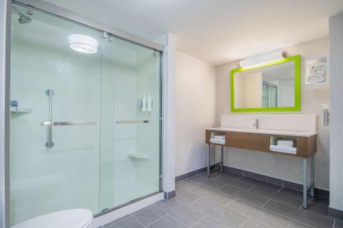 King Bedroom with Sofa Bed and Living Area del hotel Hampton Inn East Aurora