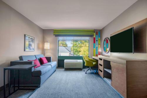 Suite de 1 dormitorio con cama grande y sofá cama - No fumadores del hotel Hampton Inn East Aurora