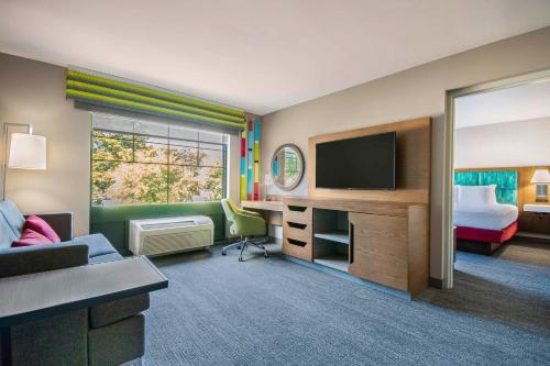 Suite de 1 dormitorio con cama grande y sofá cama - No fumadores del hotel Hampton Inn East Aurora. Foto 1