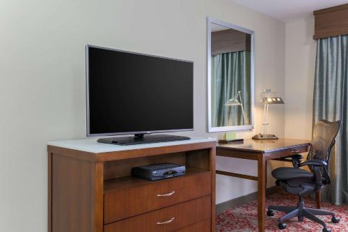 Habitación Evolution con cama extragrande del hotel Hilton Garden Inn Nanuet. Foto 1