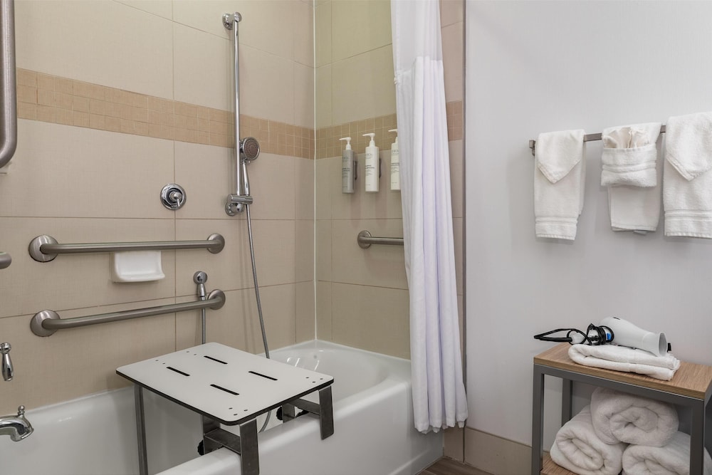 Habitación, accesible para personas con discapacidad del hotel Hilton Garden Inn Auburn. Foto 5