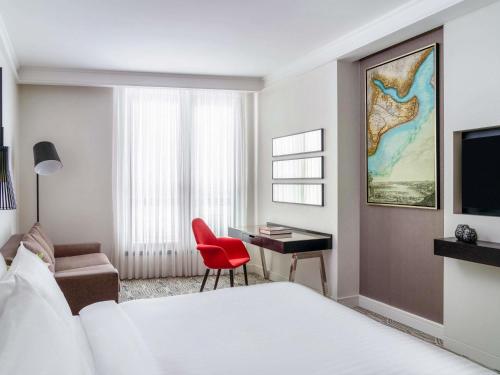 Habitación Clásica con cama extragrande del hotel Mövenpick Istanbul Golden Horn. Foto 1