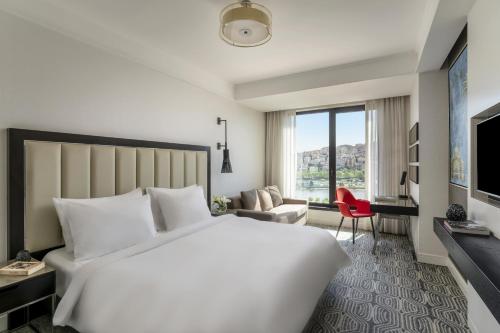 Habitación Deluxe con vistas al mar - Cama extragrande del hotel Mövenpick Istanbul Golden Horn. Foto 2