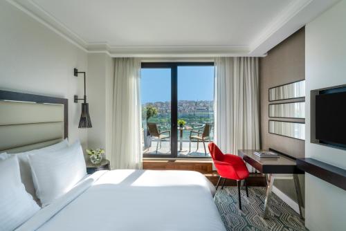 Habitación Doble Premium con cama grande y vistas al mar del hotel Mövenpick Istanbul Golden Horn. Foto 6