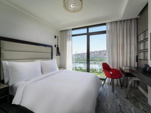 Habitación Superior con cama grande y vistas al mar del hotel Mövenpick Istanbul Golden Horn. Foto 4