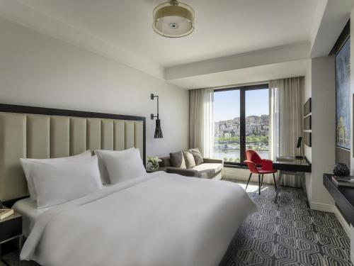 Habitación Deluxe con vistas al mar - Cama extragrande del hotel Mövenpick Istanbul Golden Horn. Foto 4