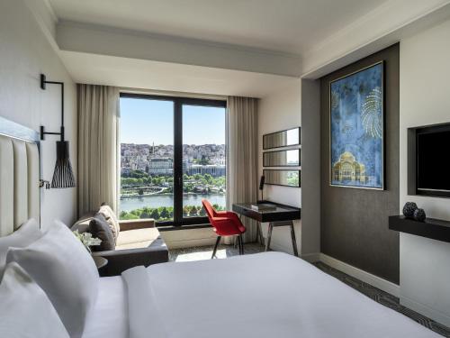 Habitación Deluxe con vistas al mar - Cama extragrande del hotel Mövenpick Istanbul Golden Horn. Foto 5