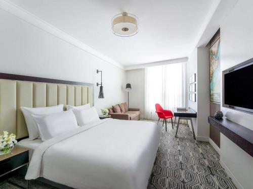 Habitación Doble Superior con vistas a la ciudad - Cama doble grande del hotel Mövenpick Istanbul Golden Horn. Foto 2