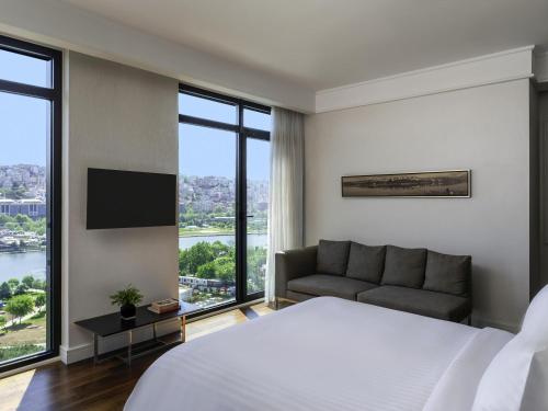 Suite Junior con vistas al mar del hotel Mövenpick Istanbul Golden Horn. Foto 6