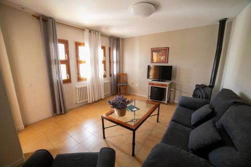 Habitación Doble con sala de estar del hotel Villa Turística de Cazorla. Foto 6