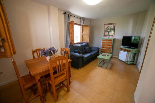 Habitación Doble con sala de estar del hotel Villa Turística de Cazorla. Foto 13