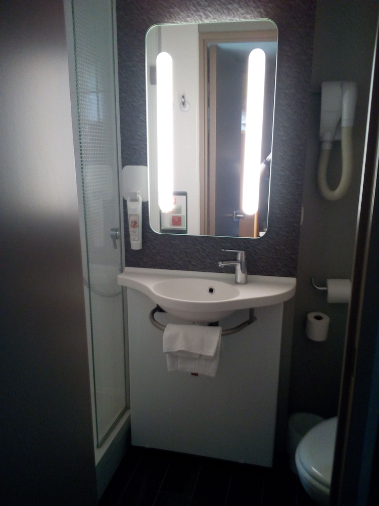 Habitación Standard con 2 camas individuales del hotel Ibis Carcassonne Centre La Cité. Foto 6