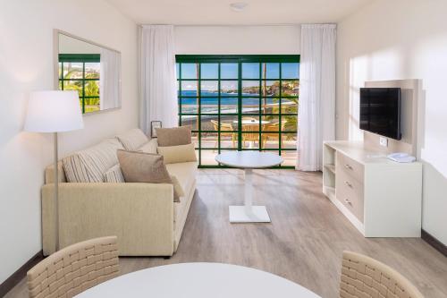 Suite de 1 dormitorio con vistas al mar del hotel La Palma Affiliated by Meliá. Foto 17