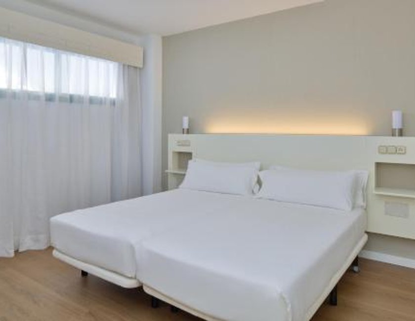Apartamento con vistas laterales al mar del hotel La Palma Affiliated by Meliá. Foto 3