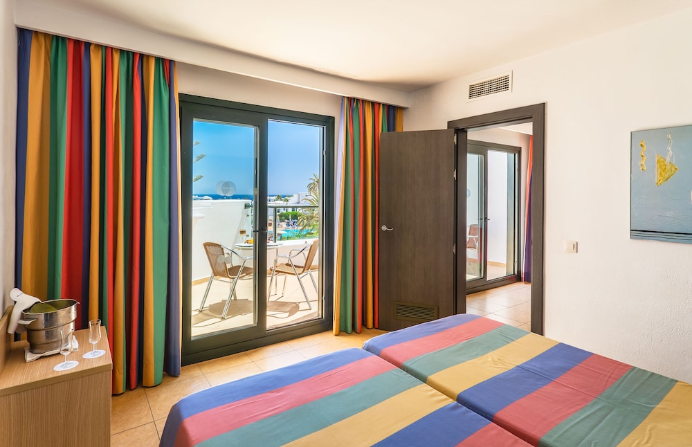 Apartamento Vista Jardín 1 habitación Sofá Cama incluido 2 Camas individuales kitchenette Normal del hotel Bluebay Lanzarote - All Inclusive. Foto 1