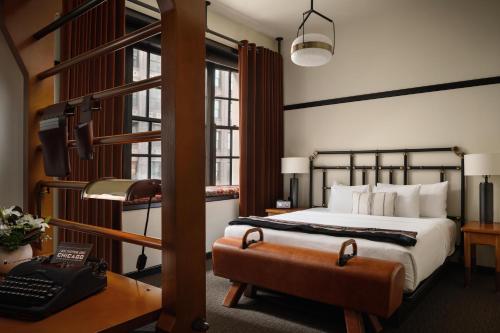 Suite Junior con cama extragrande y vistas del hotel Chicago Athletic Association - The Unbound Collection by Hyatt