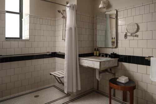 Habitación con cama extragrande y ducha adaptada - Adaptada para personas de movilidad reducida del hotel Chicago Athletic Association - The Unbound Collection by Hyatt. Foto 3