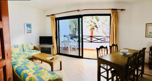 Apartamento de 1 dormitorio con vistas a la piscina o al jardín del hotel Maribel