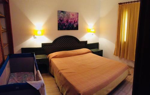 Apartamento de 1 dormitorio con vistas a la piscina o al jardín del hotel Maribel. Foto 2