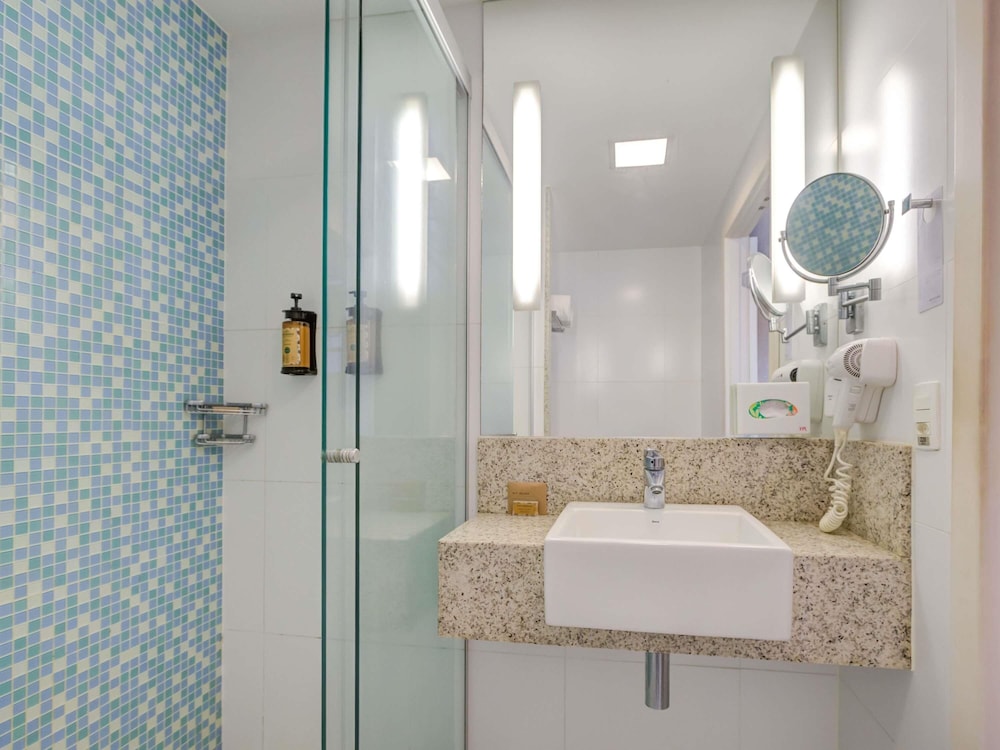 Habitación Standard con una cama doble del hotel Mercure Rio De Janeiro Barra Da Tijuca. Foto 10
