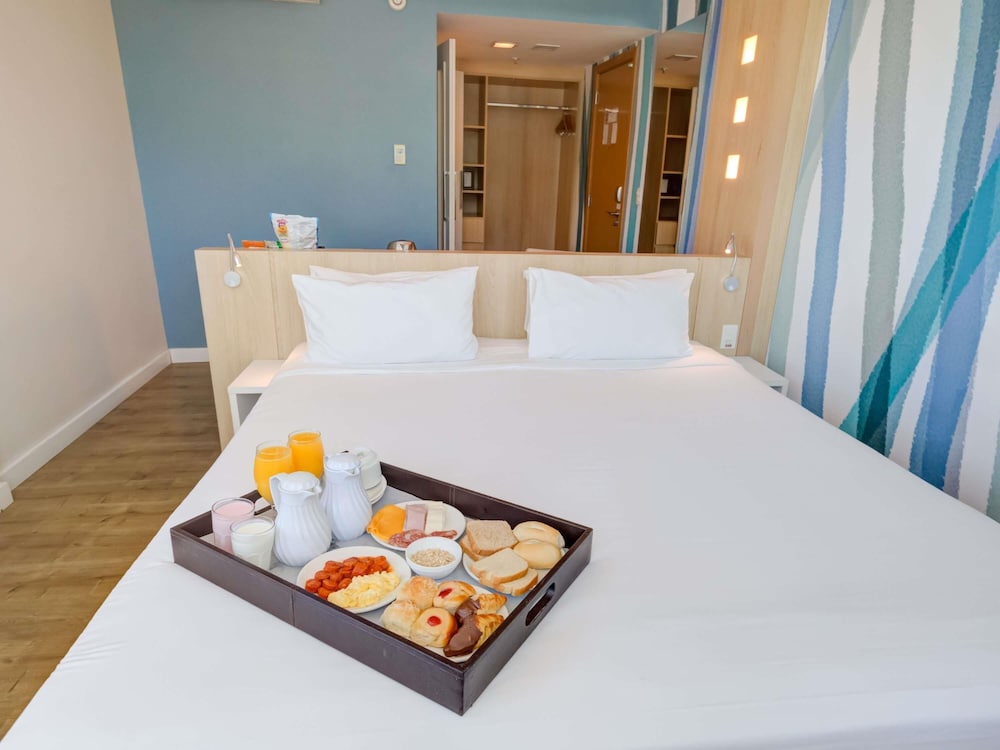 Habitación Standard con una cama doble del hotel Mercure Rio De Janeiro Barra Da Tijuca. Foto 12