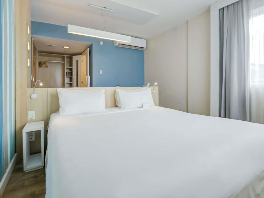 Habitación de categoría superior con cama doble y vistas al mar del hotel Mercure Rio De Janeiro Barra Da Tijuca
