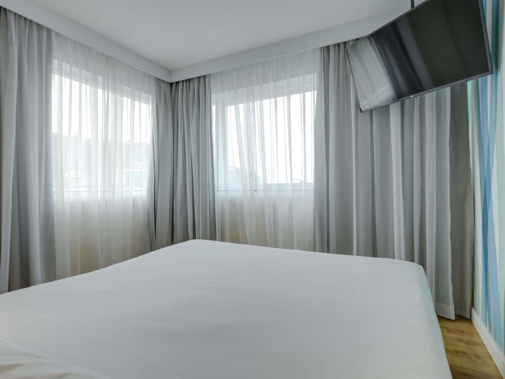 Habitación de categoría superior con cama doble y vistas al mar del hotel Mercure Rio De Janeiro Barra Da Tijuca. Foto 1