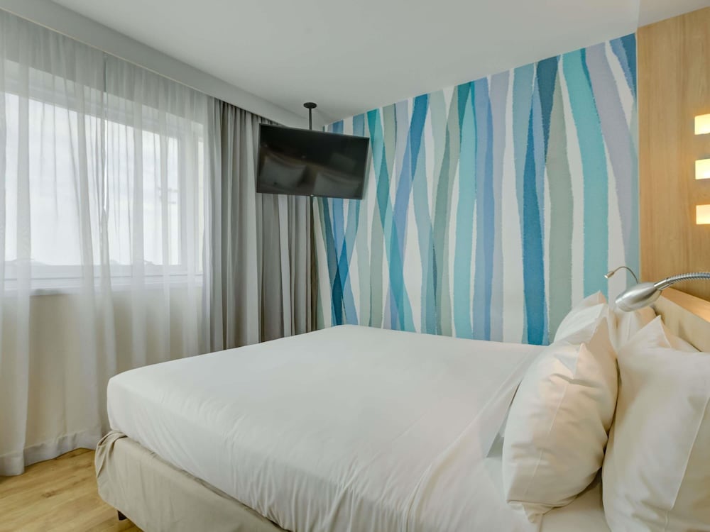 Habitación de categoría superior con cama doble y vistas al mar del hotel Mercure Rio De Janeiro Barra Da Tijuca. Foto 2