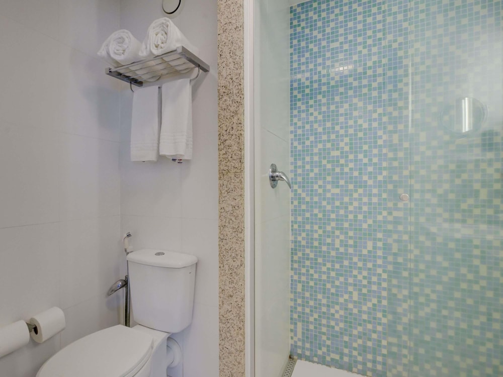 Habitación de categoría superior con cama doble y vistas al mar del hotel Mercure Rio De Janeiro Barra Da Tijuca. Foto 4