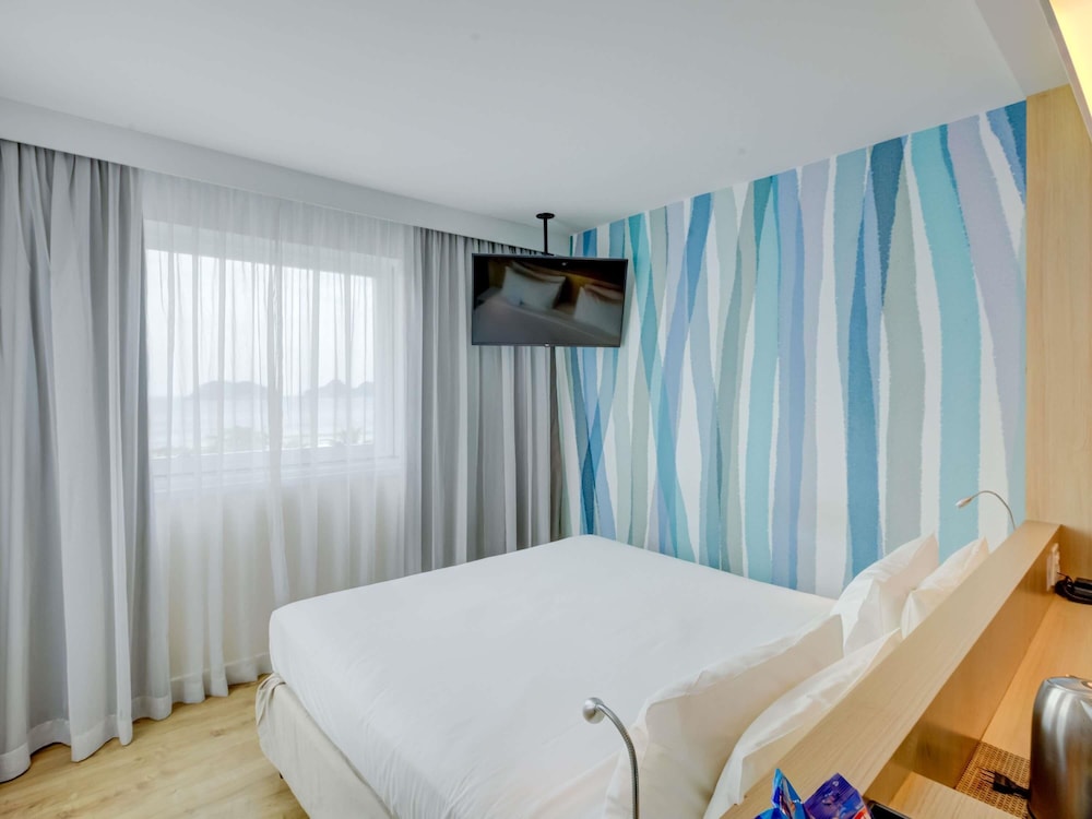 Habitación de categoría superior con cama doble y vistas al mar del hotel Mercure Rio De Janeiro Barra Da Tijuca. Foto 5