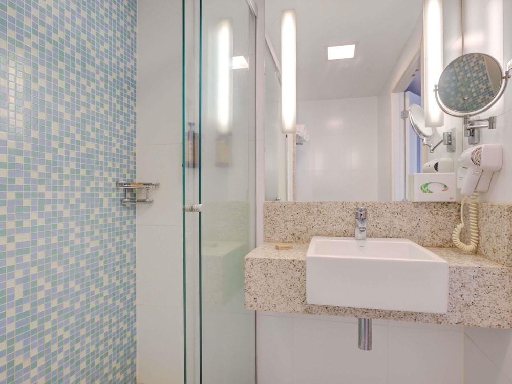 Habitación de categoría superior con cama doble y vistas al mar del hotel Mercure Rio De Janeiro Barra Da Tijuca. Foto 6