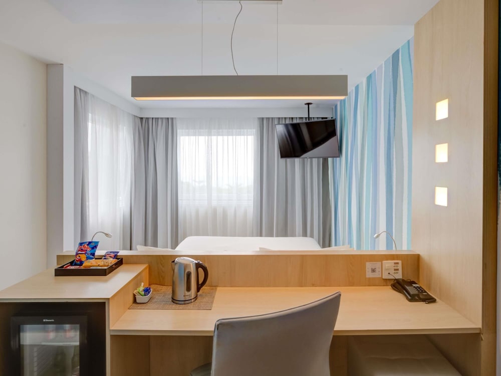 Habitación de categoría superior con cama doble y vistas al mar del hotel Mercure Rio De Janeiro Barra Da Tijuca. Foto 7