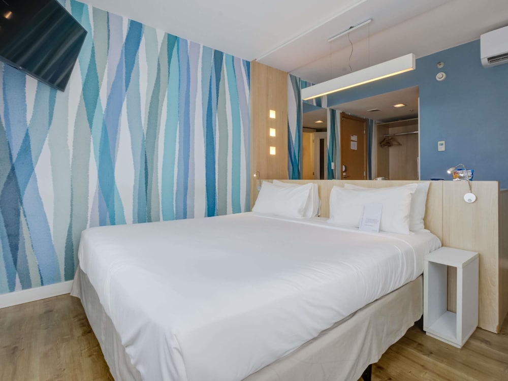 Habitación de categoría superior con cama doble y vistas al mar del hotel Mercure Rio De Janeiro Barra Da Tijuca. Foto 8