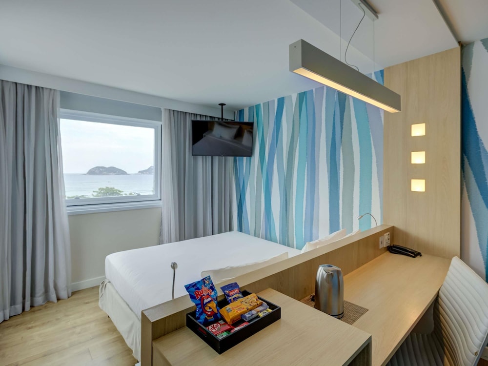 Habitación de categoría superior con cama doble y vistas al mar del hotel Mercure Rio De Janeiro Barra Da Tijuca. Foto 12