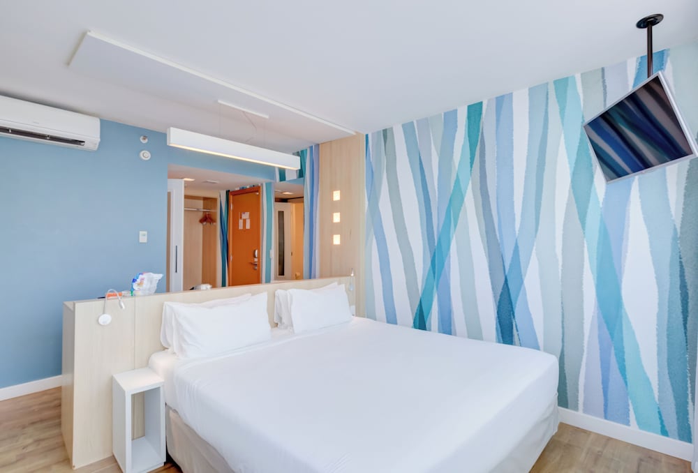 Habitación Privilege con cama doble y vistas frontales al océano del hotel Mercure Rio De Janeiro Barra Da Tijuca. Foto 1