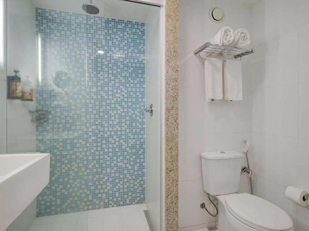 Habitación Privilege con cama doble y vistas frontales al océano del hotel Mercure Rio De Janeiro Barra Da Tijuca. Foto 6