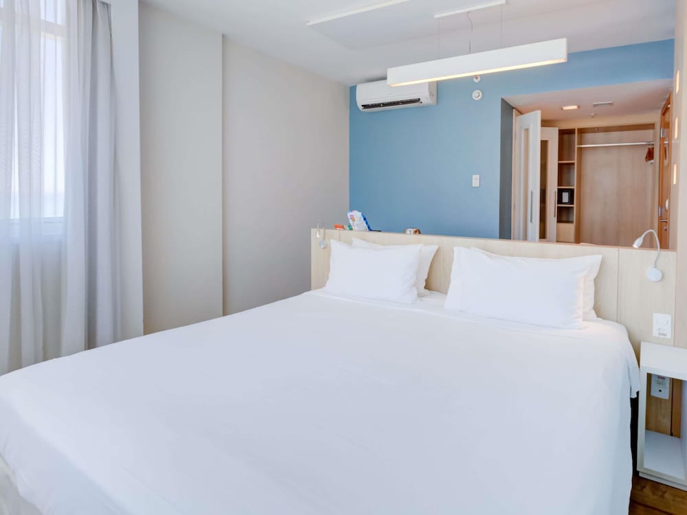 Habitación Privilege con cama doble y vistas frontales al océano del hotel Mercure Rio De Janeiro Barra Da Tijuca. Foto 7