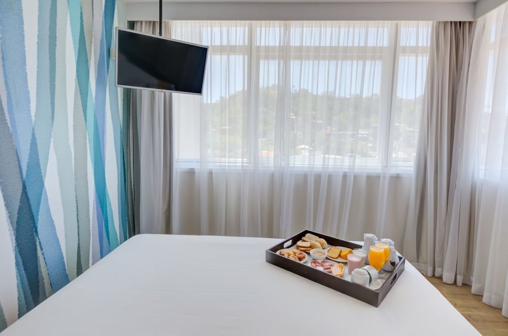 Habitación Privilege con cama doble y vistas frontales al océano del hotel Mercure Rio De Janeiro Barra Da Tijuca. Foto 16