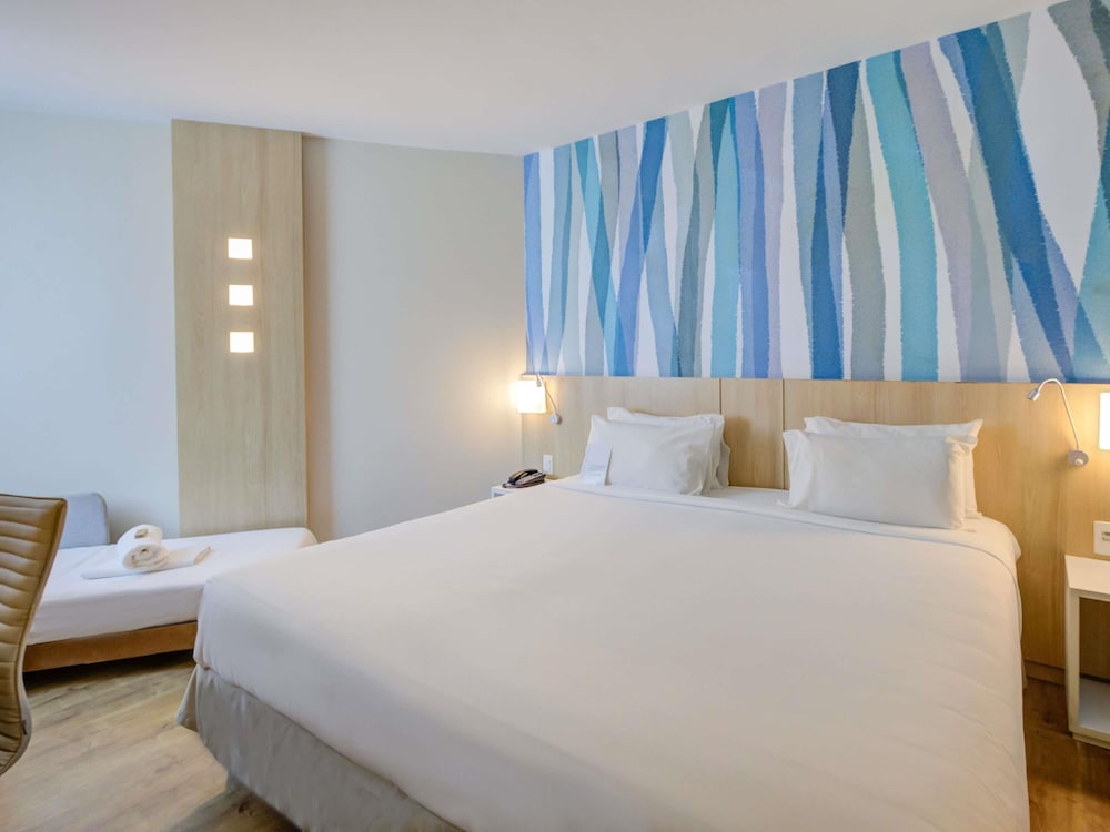 Habitación Standard con cama doble y sofá cama del hotel Mercure Rio De Janeiro Barra Da Tijuca. Foto 1