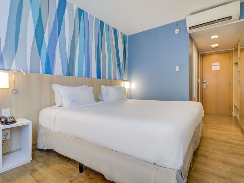 Habitación Standard con cama doble y sofá cama del hotel Mercure Rio De Janeiro Barra Da Tijuca. Foto 2